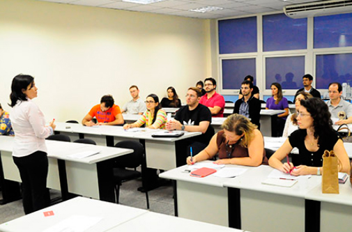 Foto traz a servidora Márcia Onofre Peixoto e os participantes do curso durante aula sobre estruturação de voto, entre outros temas.