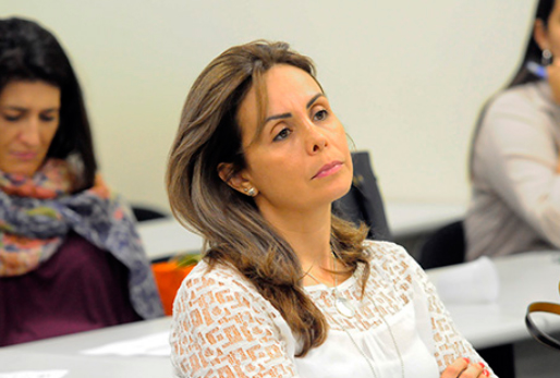 Foto traz servidora Cristiane Rodrigues Buffa, em plano médio, durante sua participação no curso. 