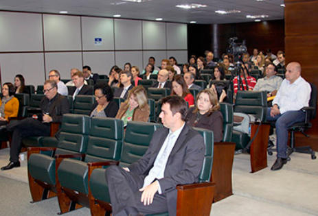 Foto em plano geral do Auditório da Escola Judicial com os participantes do curso durante realização do evento.