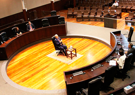 Imagem em plano geral do Auditório Pedro Ribeiro Tavares na ocasião em que o projeto Provocações Acadêmicas foi transmitido ao vivo com a participação do jurista Luiz Edson Fachin.