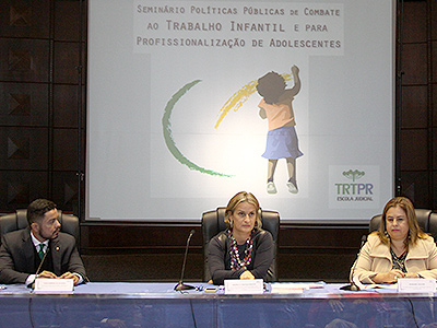 Imagem traz Procurador do trabalho Tiago de Oliveira, a juíza do TRT4 Andréa Nocchi e a procuradora do trabalho Mariane Josviak, durante o seminário.