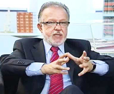 Imagem em plano médio retrata professor Luiz Rodrigues Wambier falando e gesticulando