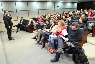 Imagem em plano aberto mostra o juiz José Aparecido dos Santos se dirigindo aos participantes do curso