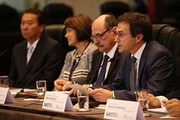 A partir da esquerda, os ministros do TST Fernando Eizo Ono e Maria Cristina Irigoyen Peduzzi, o presidente do TRT-PR, desembargador Arnor Lima Neto, e o diretor da EJ, desembargador Arion Mazurkevic
