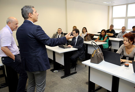 Foto: Juiz Leonardo Vieira Wandelli apresenta o palestrante Laerte Idal Sznelwar