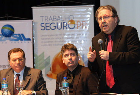Professor Matteo Carbonelli, advogado Marco Antônio Villatore e desembargador Luiz Eduardo Gunther