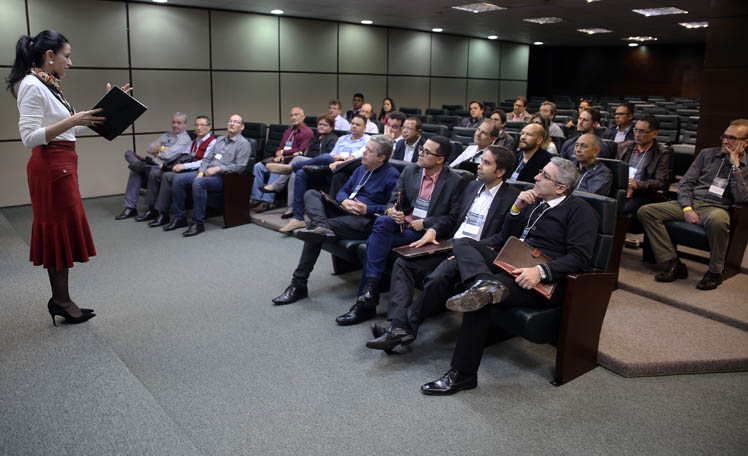 Foto: Diretores se dividiram em grupos para debater temas indicados pela Escola Judicial. Juíza Morgana de Almeida Richa (em pé) explica aos gestores o funcionamento da dinâmica. 