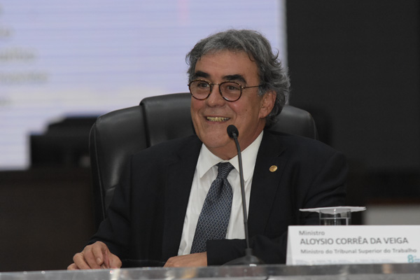 Foto: Ministro Aloysio Corrêa da Veiga durante o evento