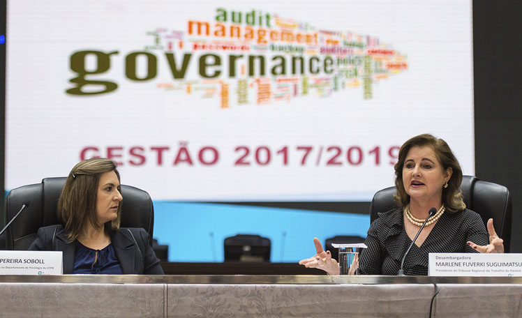 Foto: Presidente do TRT do Paraná, Marlene T. F. Suguimatsu (à direita), e professora Lis Soboll