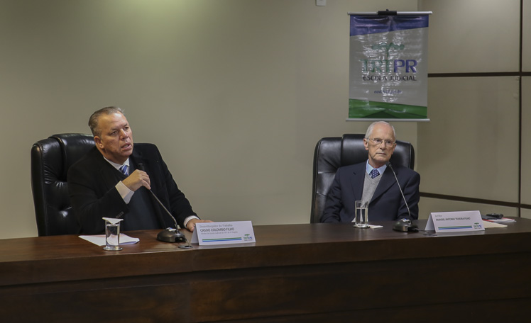 Foto: Diretor da Escola Judicial, desembargador Cássio Colombo Filho e professor Manoel Antonio Teixeira Filho