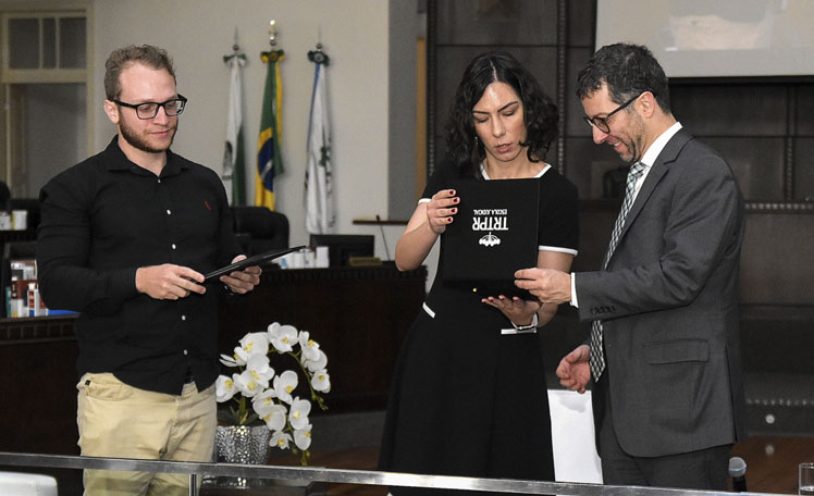 Juíza Camila Gabriela Greber Caldas e os painelistas Henrique Flores e Rhodrigo Deda Gomes