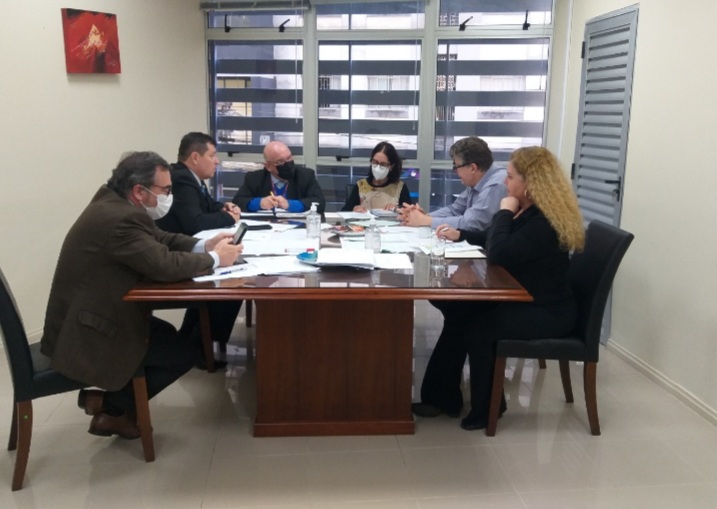 Foto reunião de trabalho na Escola Judicial com o juiz Luciano Coelho, Gladimir Nascimento, Marcos Zaniol, tenente coronel Suildo João Biscaia Filho, Edeni Mendes da Rocha e Jussara Elisa.