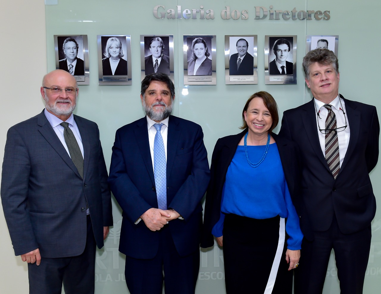 Foto. Da esquerda para a direita: Diretor da Escola Judicial do TRT-PR, desembargador Aramis de Souza Silveira, ministro Guilherme Augusto Caputo Bastos, Vice Diretora da Escola Judicial, desembargadora Thereza Cristina Gosdal e o Coordenador da Escola Judicial, juiz Luciano Augusto de Toledo Coelho. 