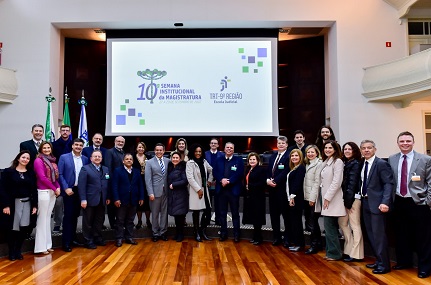 Foto: Magistrados e equipe Escola Judicial posam para foto no Plenário Pedro Ribeiro Tavares.