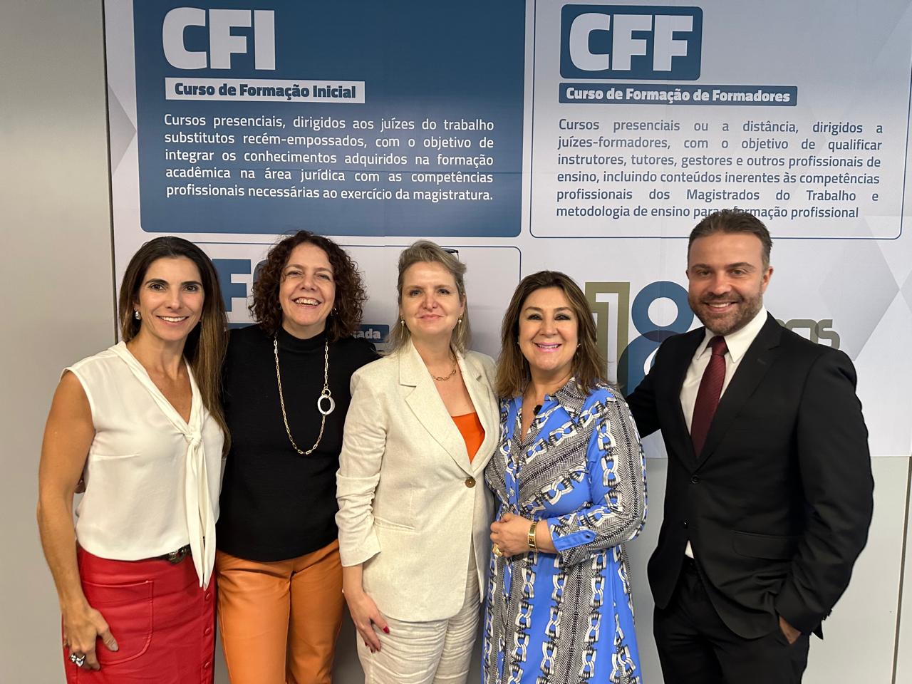 Foto com participantes mencionadas(os) no texto da notícia, da esquerda para a direita: juízas Vanessa Karam de Chueiri Sanches, Ana Paula Sefrin Saladini e Sandra Mara Flügel Assad; desembargadora Ana Carolina Zaina, Diretora da Escola Judicial, e o juiz Rodrigo da Costa Clazer (arquivo JPG)