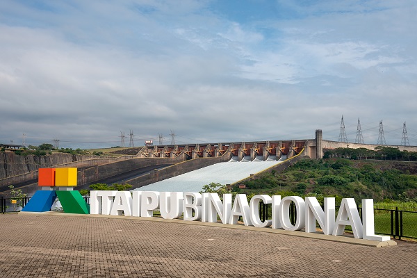 Imagem: Fotografia de uma letreiro da Itaipu Binacional com a usina ao fundo. (arquivo JPG) Imagem: Fotografia de uma letreiro da Itaipu Binacional com a usina ao fundo. (arquivo JPG)