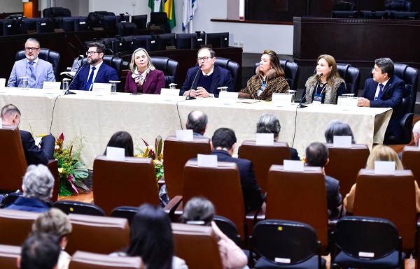 Imagem: Fotografia da mesa de abertura com sete pessoas sentadas de frente à uma plateia. (arquivo JPG) Imagem: Fotografia da mesa de abertura com sete pessoas sentadas de frente à uma plateia. (arquivo JPG)