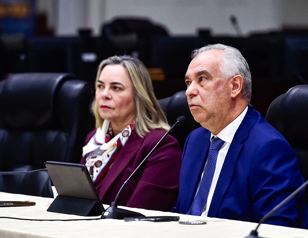 Imagem: Fotografia de duas pessoas sentadas em poltronas em frente a uma mesa. Em destaque, o ministro Augusto Cezar, homem branco de cabelos grisalhos com terno azul. Ao fundo a ministro Katia Arruda, mulher branca de cabelos loiros e blusa roxa. (arquivo JPG) Imagem: Fotografia de duas pessoas sentadas em poltronas em frente a uma mesa. Em destaque, o ministro Augusto Cezar, homem branco de cabelos grisalhos com terno azul. Ao fundo a ministro Katia Arruda, mulher branca de cabelos loiros e blusa roxa. (arquivo JPG)