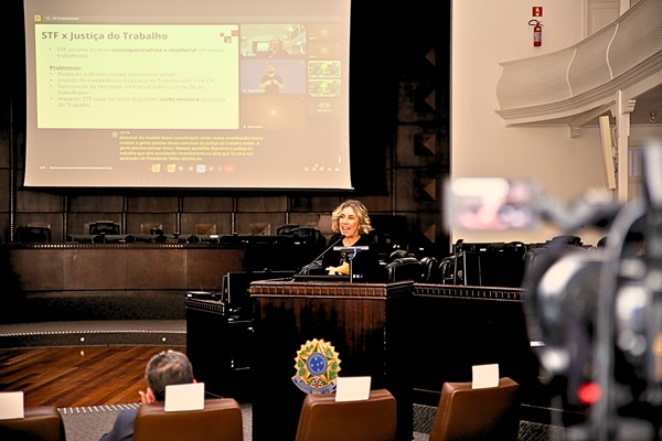 Fotografia de uma mulher em palestra no plenário do TRT-PR, ela fala da tribuna com imagem no telão A Semana de Precedentes Trabalhistas no TRT-PR foi marcada pela palestra da professora da UFPR Estefânia Maria de Queiroz Barboza, que falou do tema "A Consolidação dos Precedentes Obrigatórios na Justiça do Trabalho"